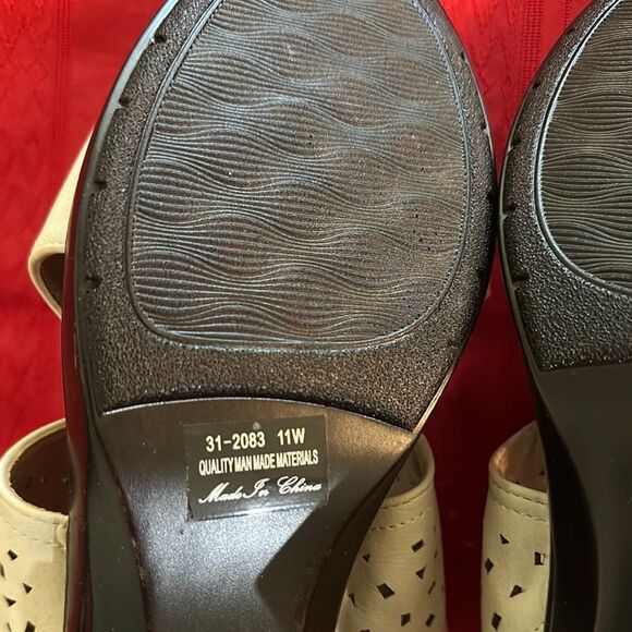 Easy Street White Wedge Sandals with Slingback Size 11 - Picture 8 of 10